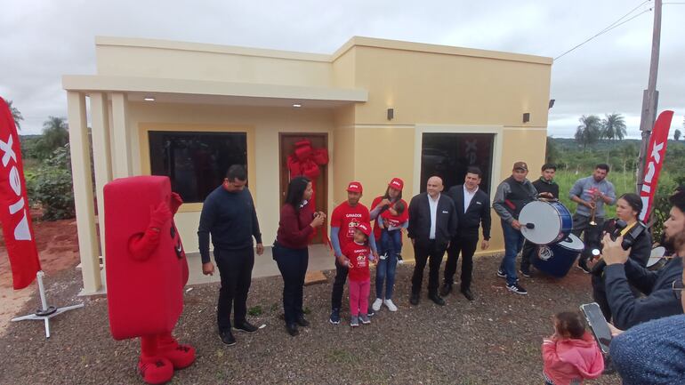 Directivos de ALEX durante la entrega oficial de la “Casa de los sueños”, totalmente amoblada y equipada en Caaguazú.