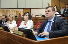 Los senadores entregados al cartismo Edgar López, Hermelinda Alvarenga, Noelia Cabrera y Dionisio Amarilla.