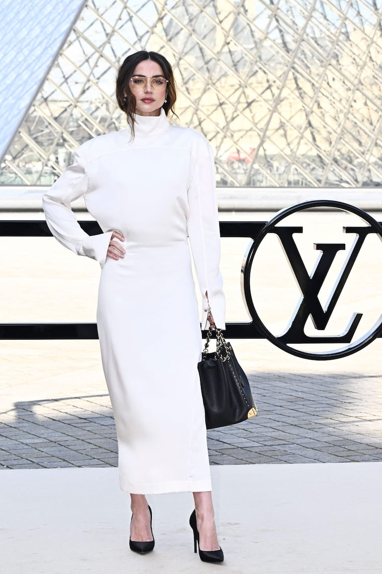 La actriz cubano-española Ana de Armas posando durante una sesión fotográfica antes de asistir al desfile de moda de la colección Otoño/Invierno 2026-2027 de Louis Vuitton. (JULIEN DE ROSA / AFP)
