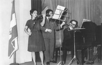 Los violinistas Lilian S. D'Amore y Jorge Báez Roa, junto al maestro Heitor Alimonda en el Salón Samudio del Ateneo Paraguayo el 12 de agosto de 1965.