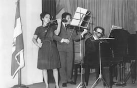 Los violinistas Lilian S. D'Amore y Jorge Báez Roa, junto al maestro Heitor Alimonda en el Salón Samudio del Ateneo Paraguayo el 12 de agosto de 1965.