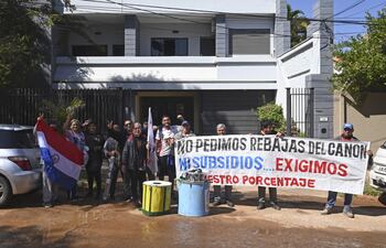 Trabajadores de juegos de azar se manifestaron frente a Conajzar, en la jornada de este martes. Piden el ajuste del porcentaje de ganancia de los levantadores de apuesta de la quiniela.