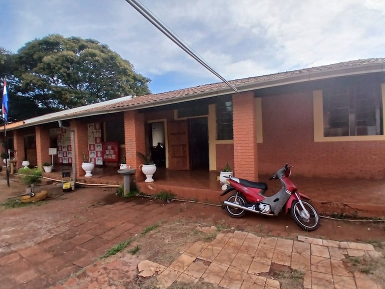 Un pabellón con riesgo de derrumbe sigue siendo utilizado pese al peligro que representa.