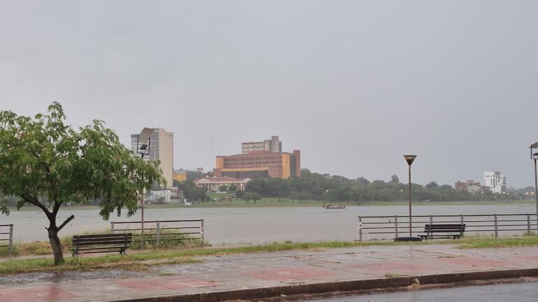 Lluvias en Encarnación tras ingreso de un núcleo de tormentas desde la madrugada marca un descenso importante de la temperatura en el sur del país.