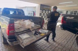 Agente de policía custodia una camioneta.