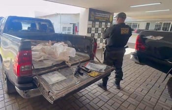 Agente de policía custodia una camioneta.