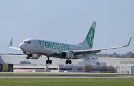 Aerolínea Transavia con su Boeing 737-800 en el aeropuerto Orly de París.