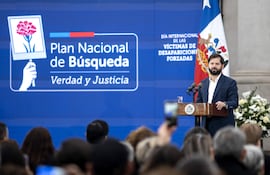El presidente de Chile, Gabriel Boric, hablando durante la ceremonia de conmemoración del día Internacional de las Víctimas de Desaparición Forzada.