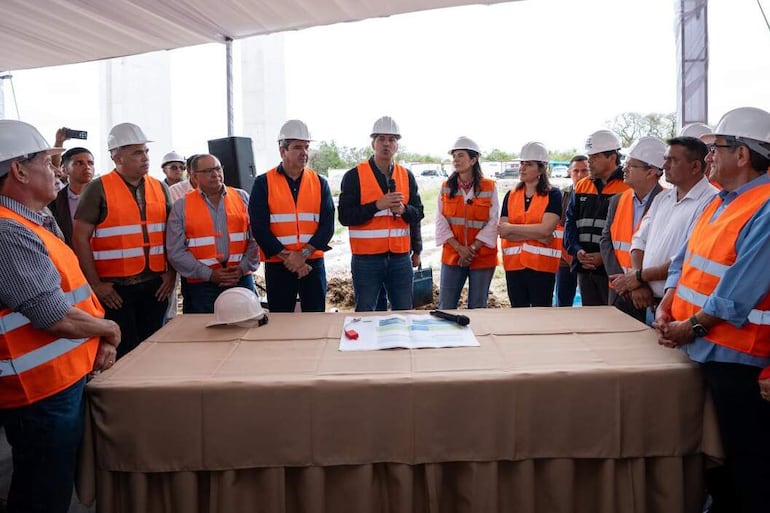 En octubre de 2025, Santiago Peña prometió por cuarta vez el asfaltado de caminos en el Alto Paraguay.
