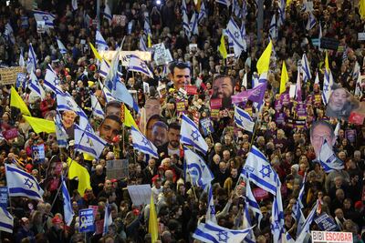 Manifestantes protestan exigiendo un acuerdo entre Israel y Hamás para la liberación de los rehenes que siguen en Gaza.