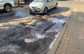 Bache en la Avda. Humaitá, lleno de agua y residuos, dificulta el paso de vehículos y peatones.