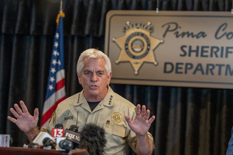 El sheriff del condado de Pima, Chris Nanos, habla con los medios en Tucson, Arizona. Respondía preguntas sobre la búsqueda de Nancy Guthrie, la madre desaparecida de la presentadora de NBC, Savannah Guthrie. (Jan Sonnenmair/Getty Images/AFP)
