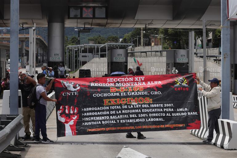 Integrantes de la Coordinadora Nacional de Trabajadores de la Educación (CNTE) toman un peaje durante una manifestación en Ciudad de México, la semana pasada. 