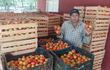 El productor Herminio Escobar, mostrando sus tomates que vende a muy bajo precio.