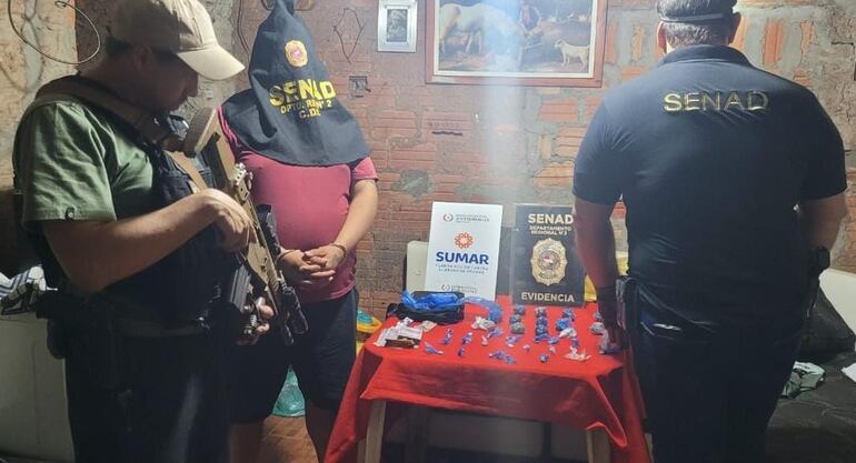 Uno de los detenidos aparece con varias evidencias en su poder.