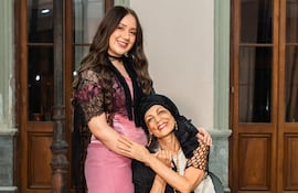 Rosie Guens y Stela Gauto en una fotografía promocional de la obra "El telar de la memoria", que se estrenará en la Manzana de la Rivera.