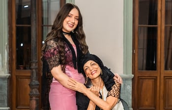 Rosie Guens y Stela Gauto en una fotografía promocional de la obra "El telar de la memoria", que se estrenará en la Manzana de la Rivera.