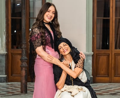 Rosie Guens y Stela Gauto en una fotografía promocional de la obra "El telar de la memoria", que se estrenará en la Manzana de la Rivera.