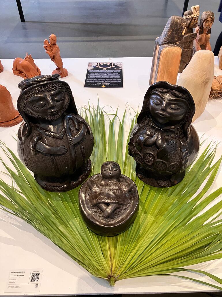 Un pesebre de cerámica modelado a mano, entre las opciones que ofrece la muestra en el Cabildo.