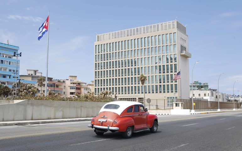 Un vehículo transitando frente a la Embajada de Estados Unidos, en La Habana (Cuba). 