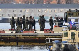 El depuesto presidente venezolano Nicolás Maduro y su esposa, Cilia Flores, fuertemente custodiados llegan para comparecen ante un tribunal de Nueva York.