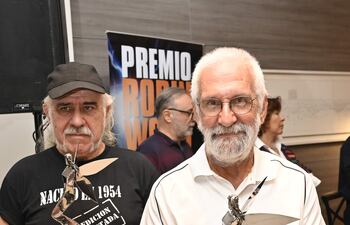 Nico Espinosa y Cacho Mandrafina con sus galardones, anoche en el World Trade Center.