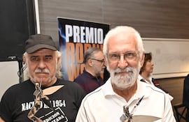 Nico Espinosa y Cacho Mandrafina con sus galardones, anoche en el World Trade Center.