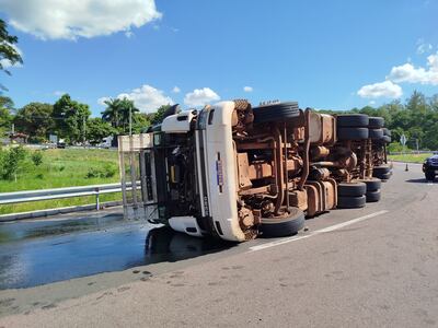 Camión volcó sobre la ruta PY02.