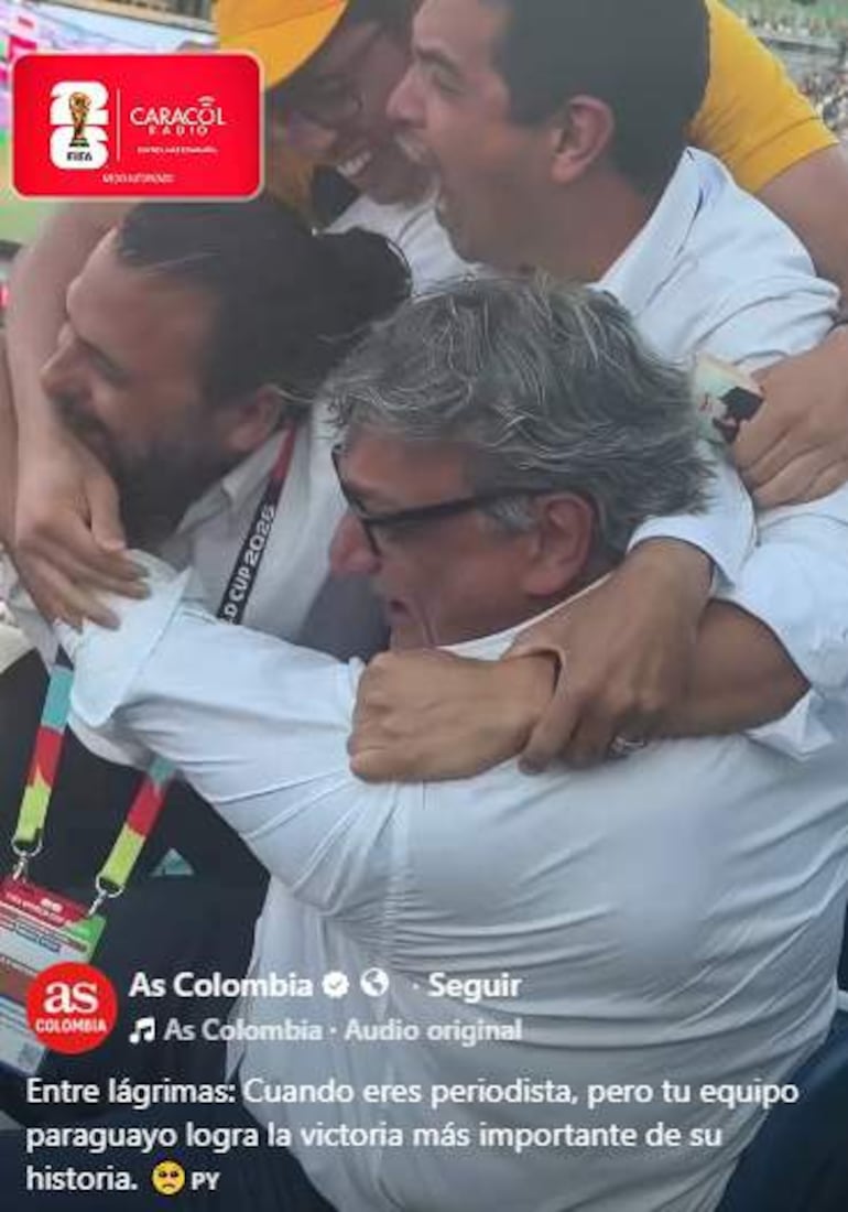 Cuatro hombres abrazados con lágrimas de alegría en un ambiente festivo, celebrando un triunfo deportivo significativo.