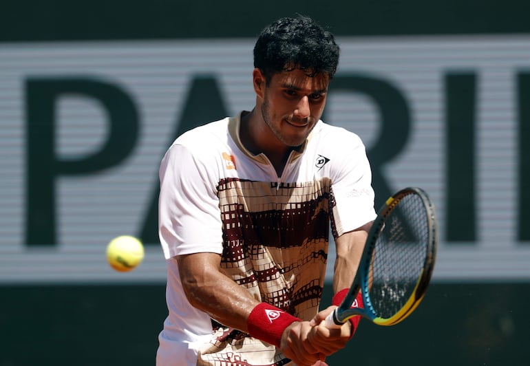 El tenista paraguayo Adolfo Daniel Vallejo en el partido frente a Moïse Kouamé por la segunda ronda del Roland Garros.