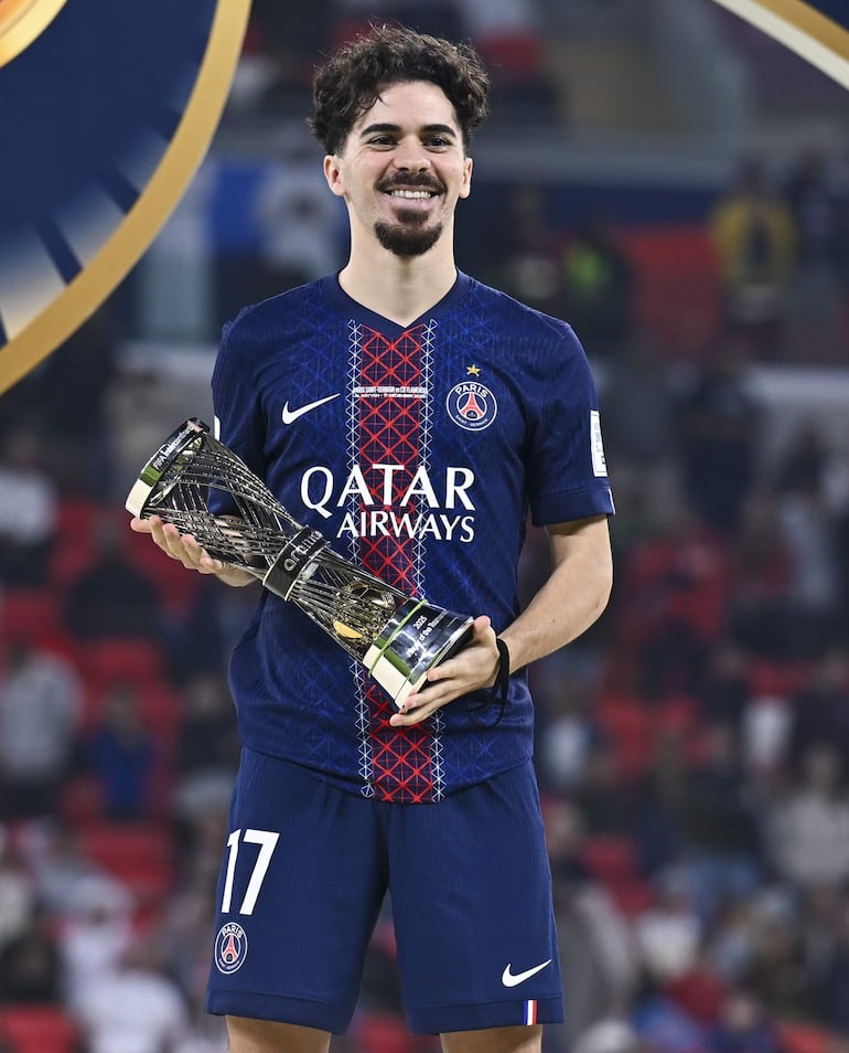 Vitinha, del París Saint-Germain se quedó con el premio al mejor centrocampista.