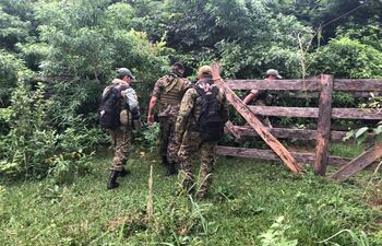 Agentes de la FTC acompañan a los familiares y amigos de Edelio e inician la incursión para buscar cualquier indicio sobre su paradero.