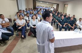 El doctor urólogo Raúl Adorno, realizando una charla de concienciación en el Hospital Regional de San Juan Bautista, Misiones.