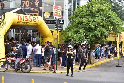 Mucha gente formando fila para aprovechar los descuentos del Black Friday de Nissei, en Asunción.