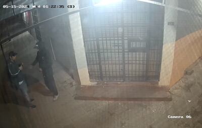 El denunciante apunta a cuatro sospechosos y en la imagen se observa a dos de ellos.