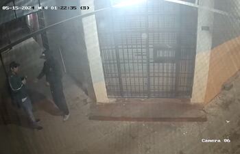 El denunciante apunta a cuatro sospechosos y en la imagen se observa a dos de ellos.