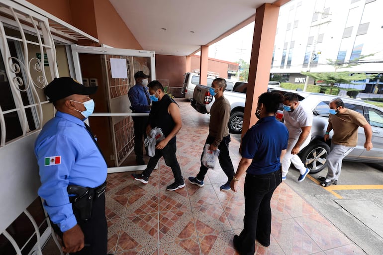 Migrantes mexicanos llegan al consulado de México tras ser deportados a bordo de una aeronave militar estadounidense al Aeropuerto Internacional Ramón Villeda Morales de San Pedro Sula, a 180 km al norte de Tegucigalpa, el 27 de agosto de 2026.