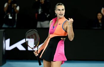 La bielorrusa Aryna Sabalenka selló su pase a la final del Abierto de Australia tras imponerse con autoridad a la ucraniana Elina Svitolina por 6/2 y 6/3 en las semifinales disputadas en Rod Laver Arena. El encuentro, resuelto en una hora y 16 minutos, confirmó el sólido momento de la número uno, que dominó el ritmo del partido desde los primeros juegos y basó su victoria en un tenis agresivo y efectivo, apoyado en potentes golpes de derecha y un servicio decisivo en los momentos clave.