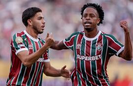 Nonato (i) y Keno, figuras del equipo brasileño Fluminense.