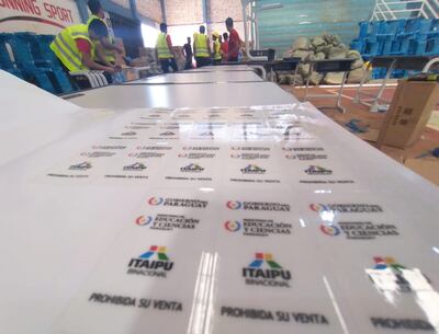 Los logos que son colocados en los mobiliarios. Esto se pudo encontrar en el tinglado de la Municipalidad de Juan E. O’Leary, usado por la empresa Kamamya SA como ensambladora mau.