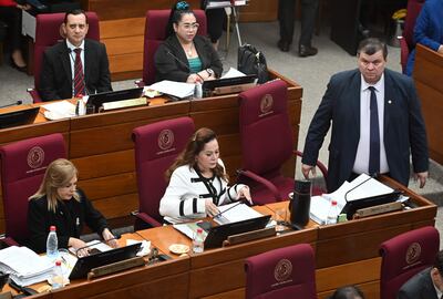 La senadora Noelia Cabrera (saco blanco) fue apañada por la mayoría cartista y sus satélites.