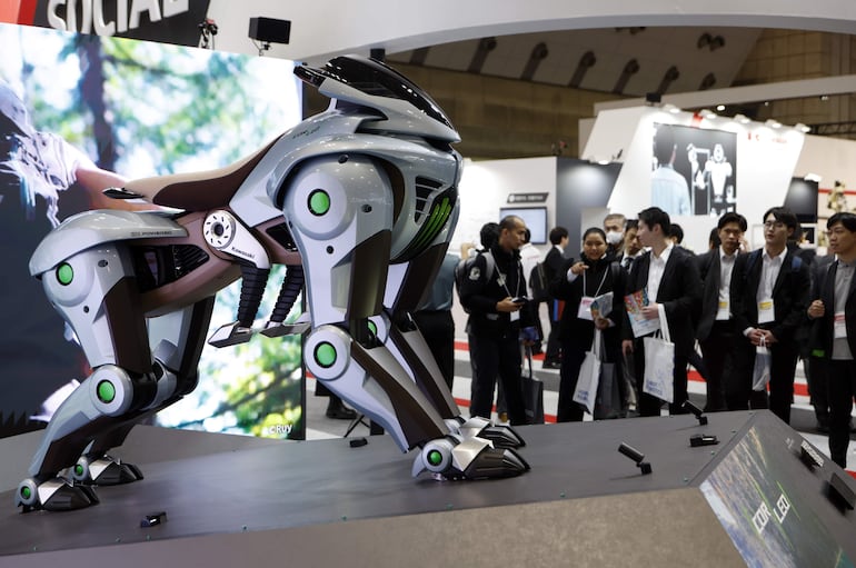 Visitantes observan el Kawasaki CORLEO, un vehículo conceptual robótico de cuatro patas, en el stand de Kawasaki durante la Exposición Internacional de Robots 2025 (iREX2025) en Tokio, Japón, el 3 de diciembre de 2025.