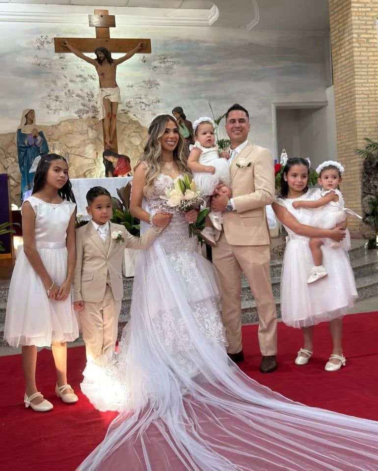Los recién casados Male González y Jorge Ruiz Díaz con sus hijos Hanna Paula y Joaquín, y sus sobrinas Karimi Eliane, Isabella y Kerly González Chávez. (Captura de la historia de Instagram de Karimi Chávez)