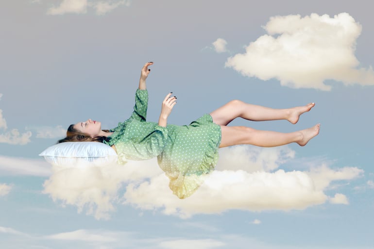 Sueños, mujer sobre una nube.
