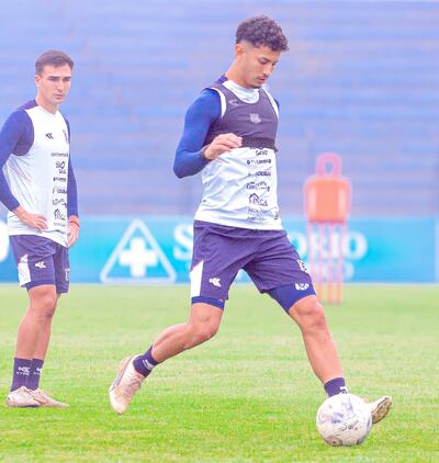 René Rodríguez y Juan Segundo Feliú, futbolistas del Sportivo 2 de Mayo, durante el entrenamiento de este miércoles, con el que se cerró la preparación con vistas al partido contra Recoleta FC.