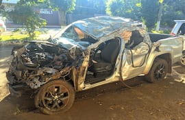 El vehículo quedó prácticamente inutilizable tras el violento choque.