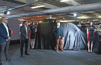 Domingo Ruíz, jefe de Ventas de GAC Motor, Luis Knopfelmacher, presentador de Test Drive, y Rodrigo Piñeiro, gerente de Marketing de De La Sobera.