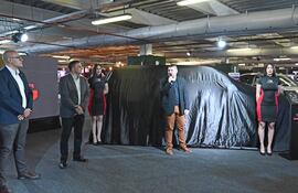 Domingo Ruíz, jefe de Ventas de GAC Motor, Luis Knopfelmacher, presentador de Test Drive, y Rodrigo Piñeiro, gerente de Marketing de De La Sobera.