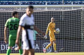 Facundo Insfrán (d), jugador de Olimpia, en el partido frente a Libertad por la octava fecha del torneo Clausura 2025 de la Primera División de Paraguay en el estadio Defensores del Chaco, en Asunción, Paraguay.
