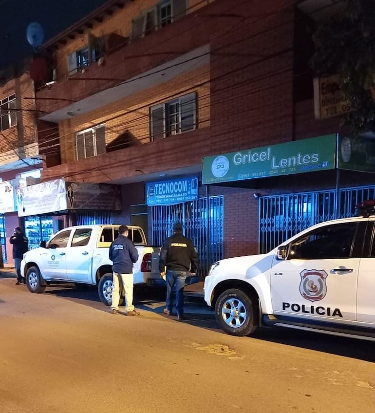 Momento del primer allanamiento en busca de evidencias que incriminen a Domingo Germán Espínola en la muerte de su pareja Raymond Rivas./ Gentileza Policía Nacional